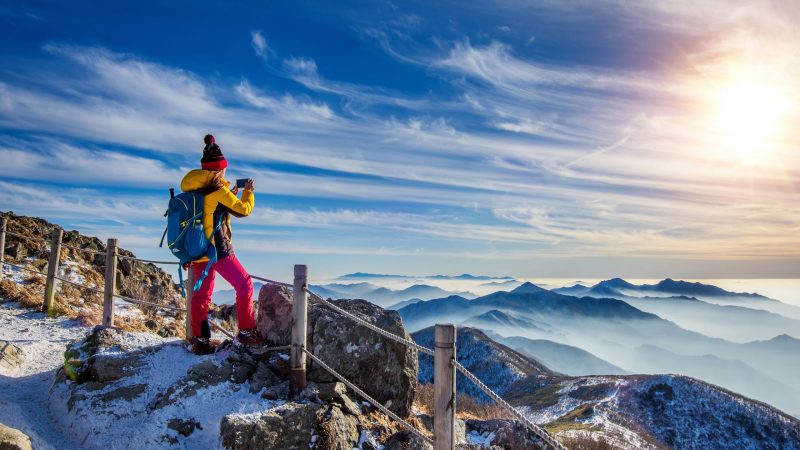 Alpiniste progressant sur un glacier